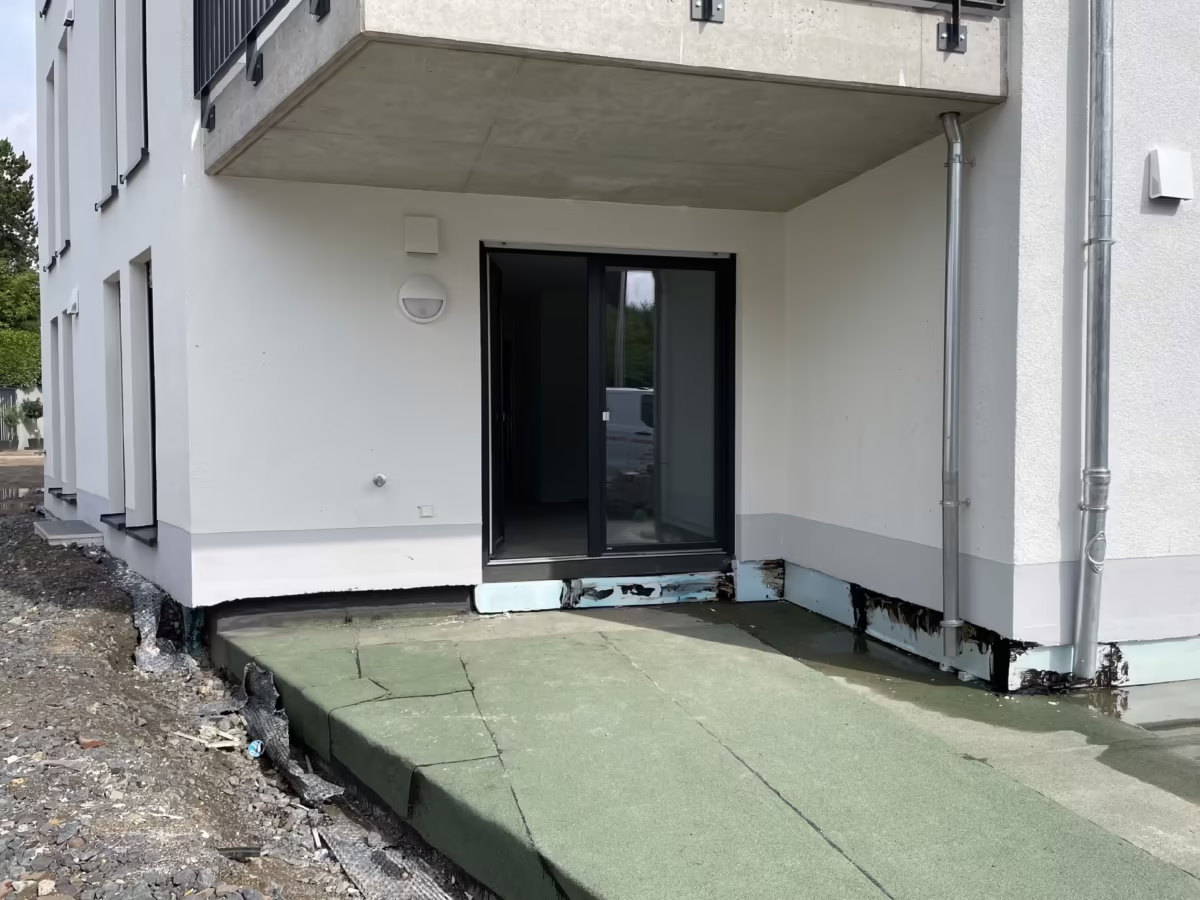 südliche Terrasse mit Garten