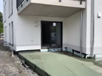 südliche Terrasse mit Garten